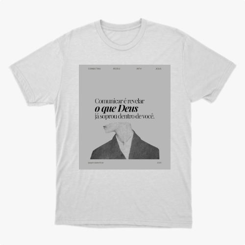 Camiseta com estampa frontal de frase "Comunicar é revelar o que Deus já soprou dentro de você" e estampa traseira de texto "Connecting People With Jesus!".