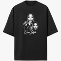 Camiseta com estampa frontal de três retratos em preto e branco de uma mulher, cada um em estilo diferente, acompanhados por uma assinatura estilizada.