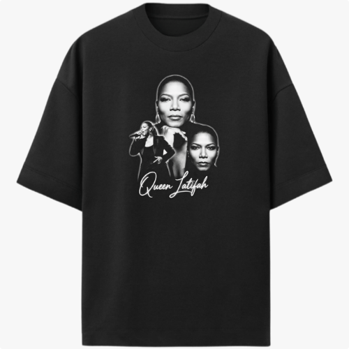 Camiseta com estampa frontal de três retratos em preto e branco de uma mulher, cada um em estilo diferente, acompanhados por uma assinatura estilizada.