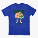 Camiseta com estampa frontal de um fisiculturista segurando uma tigela cheia de brócolis, com a palavra "Broccoli" em destaque acima dele.
