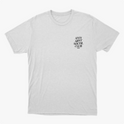 Camiseta com estampa frontal de texto estilizado "ANTI ABNT SOCIAL CLUB" e estampa traseira ampliada do mesmo texto acompanhada de pequeno "NO BRUXO STUDIOS".
