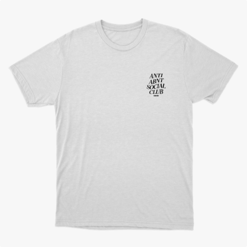 Camiseta com estampa frontal de texto estilizado "ANTI ABNT SOCIAL CLUB" e estampa traseira ampliada do mesmo texto acompanhada de pequeno "NO BRUXO STUDIOS".