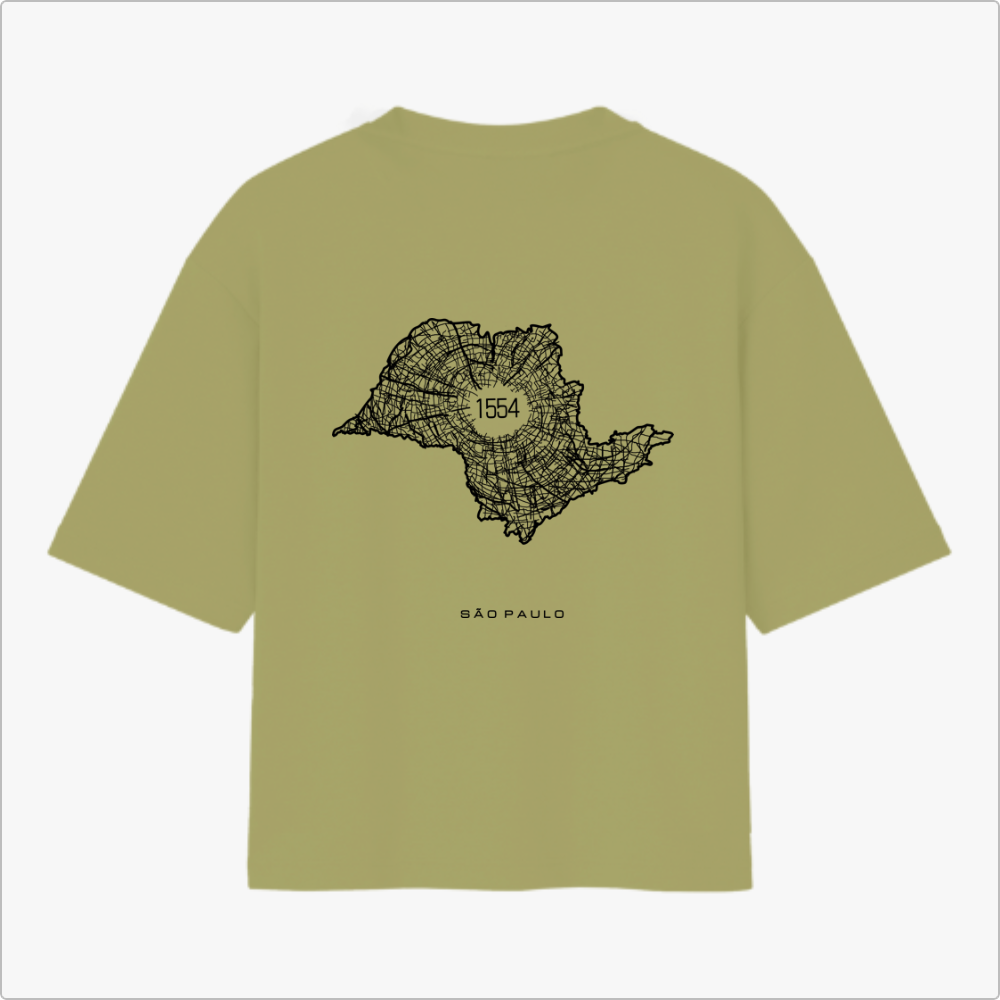 Camiseta com estampa frontal de texto "A.SP.PAS" verticalmente e estampa traseira de mapa contornado com "1554" centralizado e "SÃO PAULO" abaixo.
