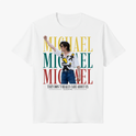 Camiseta com estampa frontal de uma pessoa de óculos em pose dinâmica, sobreposta por letras grandes "MICHAEL" em três cores e texto abaixo alusivo a uma data.