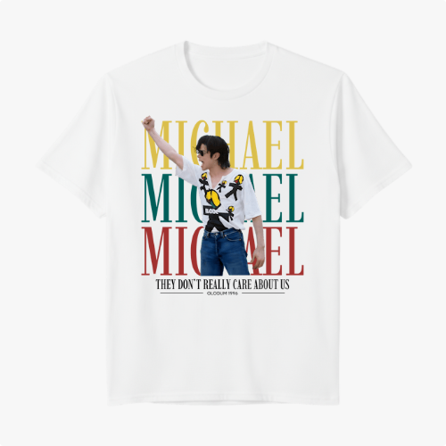 Camiseta com estampa frontal de uma pessoa de óculos em pose dinâmica, sobreposta por letras grandes "MICHAEL" em três cores e texto abaixo alusivo a uma data.