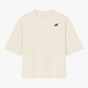 Camiseta com estampa frontal de logotipo estilizado e estampa traseira de macaco com boné e óculos, em frente a um círculo, com a frase "STAY STRONG".