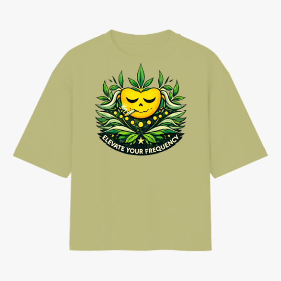 Camiseta com estampa frontal de rosto sorridente decorado com folhas e texto "Elevate Your Frequency" emoldurado por elementos naturais e estampa traseira de símbolo geométrico simples próximo à gola.