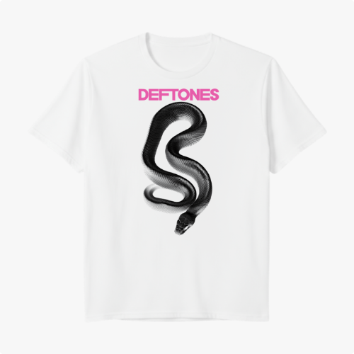 Camiseta com estampa frontal de uma cobra em desenho estilizado ondulando verticalmente, acompanhada de texto em destaque logo acima.