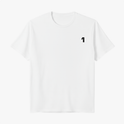 Camiseta com estampa frontal de número pequeno no peito e estampa traseira de pessoa olhando para um capacete com texto sobreposto em fundo escuro.