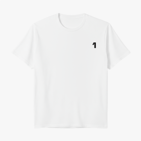 Camiseta com estampa frontal de número pequeno no peito e estampa traseira de pessoa olhando para um capacete com texto sobreposto em fundo escuro.