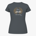 Camiseta com estampa frontal de "Filha do Agro" rodeada por folhas douradas e estampa traseira similar com o texto adicional "O campo é meu lugar".
