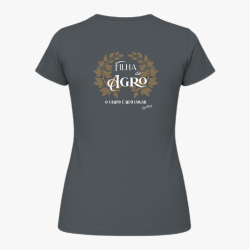 Camiseta com estampa frontal de "Filha do Agro" rodeada por folhas douradas e estampa traseira similar com o texto adicional "O campo é meu lugar".
