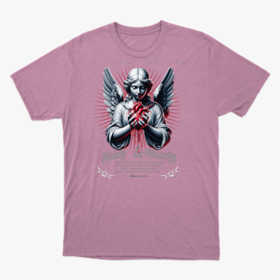 Camiseta com estampa frontal de anjo com asas, segurando um coração vermelho sangrando, cercado por inscrições "Faith & Glory" e "Romans 10:10".