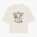 Camiseta com estampa frontal de texto "Basquete Bonito" com ícone de bola e estampa traseira de esqueleto em cenário de placas com frases sobre repescagem.