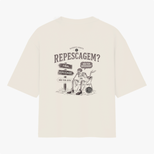 Camiseta com estampa frontal de texto "Basquete Bonito" com ícone de bola e estampa traseira de esqueleto em cenário de placas com frases sobre repescagem.