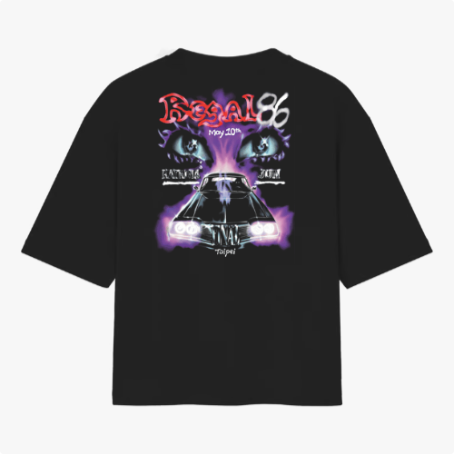 Moletom com estampa traseira de carro vintage, olhos misteriosos, texto "Regal 86 May 10th" e locais como Taipei, tudo com detalhes em um estilo retrô.