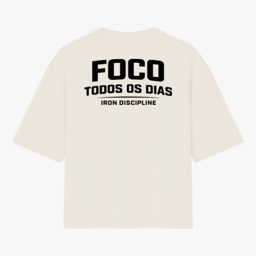 Camiseta com estampa frontal de texto “IRON DISCIPLINE” estilizado e, na estampa traseira, texto “FOCO TODOS OS DIAS” em negrito com “IRON DISCIPLINE”.