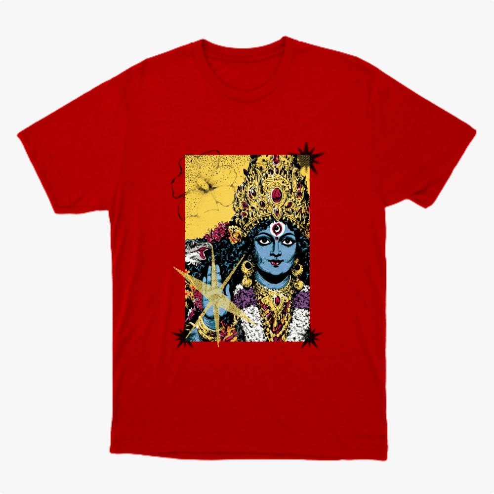 Camiseta com estampa frontal de uma figura feminina em estilo artístico, adornada com joias e detalhes florais, destacando expressões culturais e místicas.