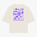 Camiseta com estampa frontal de símbolo estilizado entre parênteses e estampa traseira de elementos fonoaudiológicos, como cérebro, orelha e logo central.