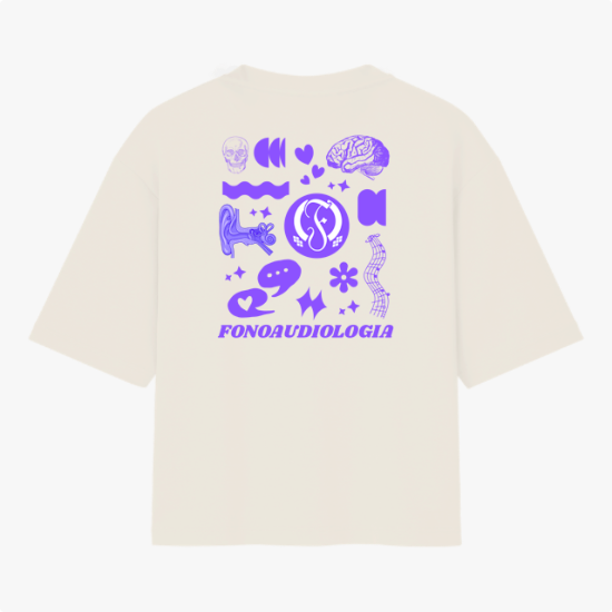 Camiseta com estampa frontal de símbolo estilizado entre parênteses e estampa traseira de elementos fonoaudiológicos, como cérebro, orelha e logo central.