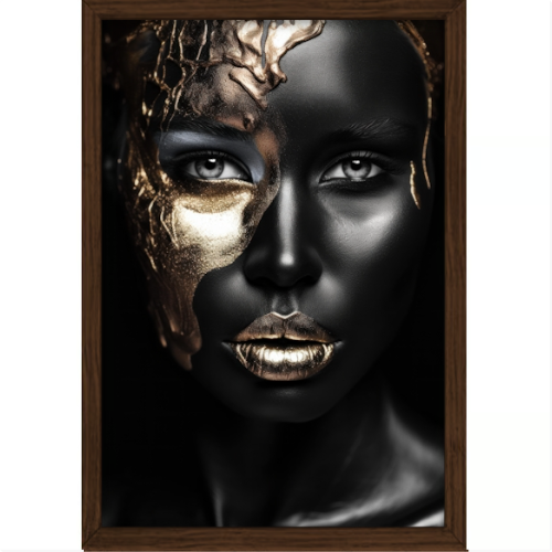 Quadro com estampa frontal de rosto feminino coberto parcialmente por textura metálica intricada contrastando com uma superfície suave e iluminada.