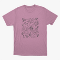 Camiseta com estampa frontal de desenhos sorridentes de criaturas vegetais estilizadas, cercadas por delicados detalhes de flores e folhagens diversas.