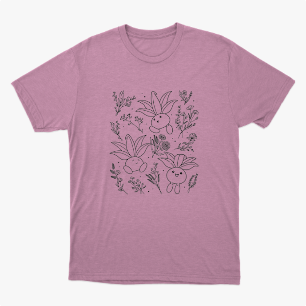 Camiseta com estampa frontal de desenhos sorridentes de criaturas vegetais estilizadas, cercadas por delicados detalhes de flores e folhagens diversas.