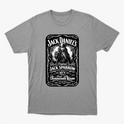 Camiseta com estampa frontal de rótulo estilizado contendo ilustração de pirata e textos variados em estilo clássico, imitando uma famosa marca de bebida.