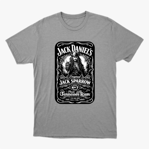 Camiseta com estampa frontal de rótulo estilizado contendo ilustração de pirata e textos variados em estilo clássico, imitando uma famosa marca de bebida.