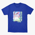 Camiseta com estampa frontal de personagem com fitas, estrelas ao redor, texto vertical "SYLVEON" e "#0700".