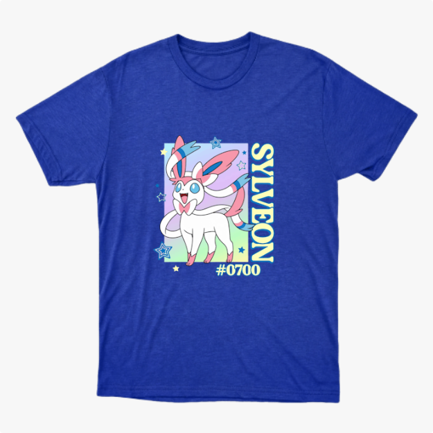 Camiseta com estampa frontal de personagem com fitas, estrelas ao redor, texto vertical "SYLVEON" e "#0700".
