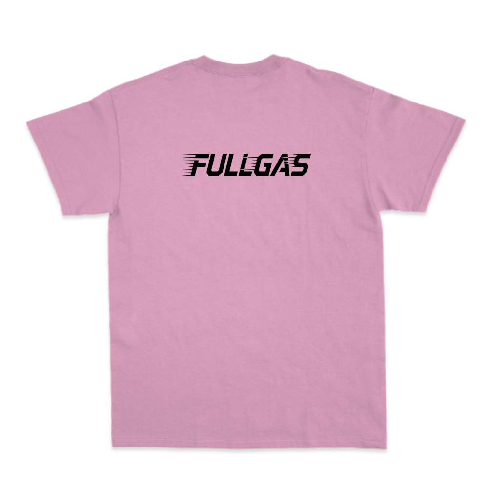 Camiseta com estampa frontal de carro com efeito de velocidade ao lado da palavra "FULLGAS" estilizada e estampa traseira de texto "FULLGAS" estilizado.