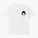 Camiseta com estampa frontal de rosto estilizado de mulher com cabelo curto, óculos grandes e legenda "orelha negra" abaixo da ilustração.