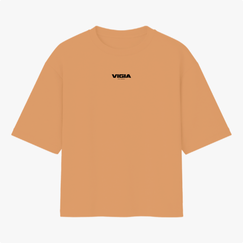Camiseta com estampa frontal de texto estilizado "Vigia" e estampa traseira de árvore em chamas com inscrições "Exodus 3:14 Yahweh" e texto explicativo.