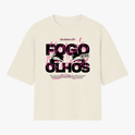 Camiseta com estampa frontal de olhos em um fundo de grandes números "53", letras borradas e texto superior "Revelation 2:18" e detalhe BM SRLS.