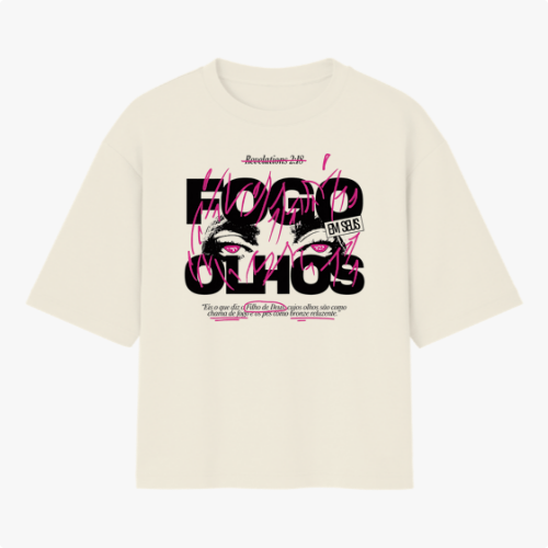 Camiseta com estampa frontal de olhos em um fundo de grandes números "53", letras borradas e texto superior "Revelation 2:18" e detalhe BM SRLS.