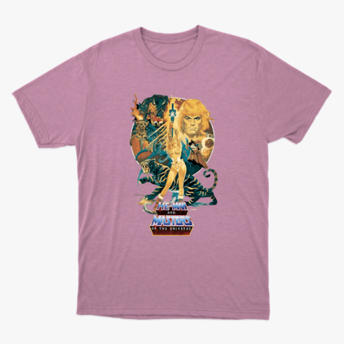 Camiseta com estampa frontal de personagem central empunhando espada, com tigre e figuras heroicas ao fundo, acompanhadas de um logotipo estilizado.