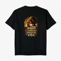 Camiseta com estampa frontal de logotipo pequeno com coroa e letras e estampa traseira de leão ao lado de cordeiro com frase "JESUS O CAMINHO VERDADE E VIDA".