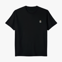Camiseta com estampa frontal de letras estilizadas com coroa acima e estampa traseira de olho dentro de símbolo triangular com elementos florais ao redor.
