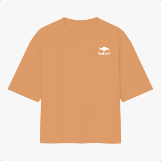 Camiseta com estampa frontal de um logotipo e nome em tamanho pequeno e estampa traseira de um piloto em ação com texto estilizado ao fundo.
