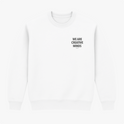 Moletom com estampa frontal de "WE ARE CREATIVE MINDS" em letras maiúsculas pequenas e estampa traseira maior com o mesmo texto, incluindo "just ship it".