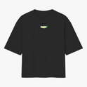 Camiseta com estampa frontal da palavra "brave" em letras estilizadas e efeito de brilho, e estampa traseira de texto "be brave" com desenho de leão.