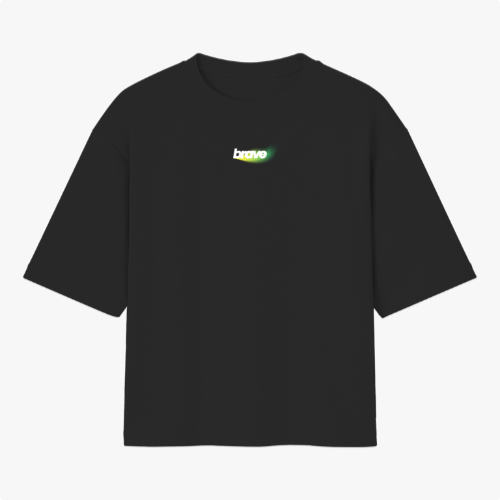 Camiseta com estampa frontal da palavra "brave" em letras estilizadas e efeito de brilho, e estampa traseira de texto "be brave" com desenho de leão.