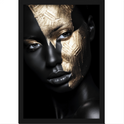 Quadro com estampa frontal de rosto feminino em close com maquiagem artística, trazendo contraste marcante entre detalhes metálicos e sombreados.
