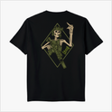Camiseta com estampa frontal de mão esquelética dentro de um emblema com o texto "Lead" e estampa traseira de esqueleto armado com boina, também com "Lead".