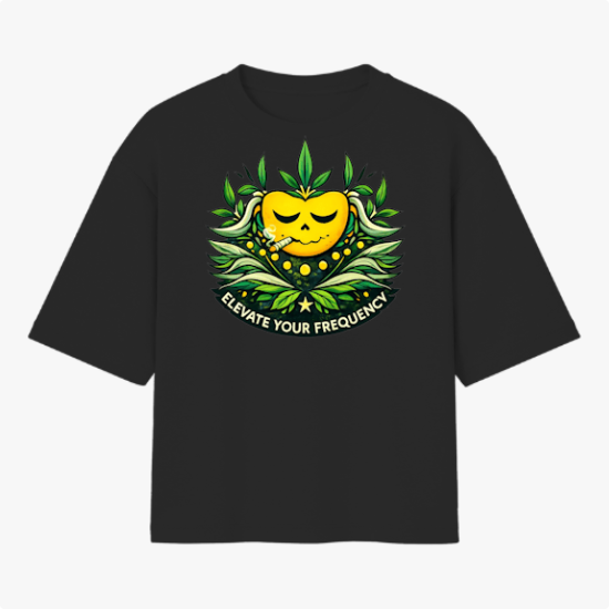 Camiseta com estampa frontal de rosto sorridente decorado com folhas e texto "Elevate Your Frequency" emoldurado por elementos naturais e estampa traseira de símbolo geométrico simples próximo à gola.
