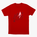 Camiseta com estampa frontal de personagens ao lado de pinheiro estilizado, acompanhados por flocos de neve dispersos pelo design.