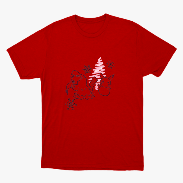Camiseta com estampa frontal de personagens ao lado de pinheiro estilizado, acompanhados por flocos de neve dispersos pelo design.