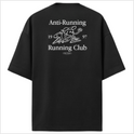 Camiseta com estampa frontal de personagem caricaturesco correndo com um boné e estampa traseira dos dizeres "Anti-Running Running Club 1997" com o mesmo personagem em destaque.