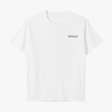 Camiseta com estampa frontal de texto "RIVALS" no lado esquerdo superior e estampa traseira de carro de corrida com sobreposição de texto "RIVALS".